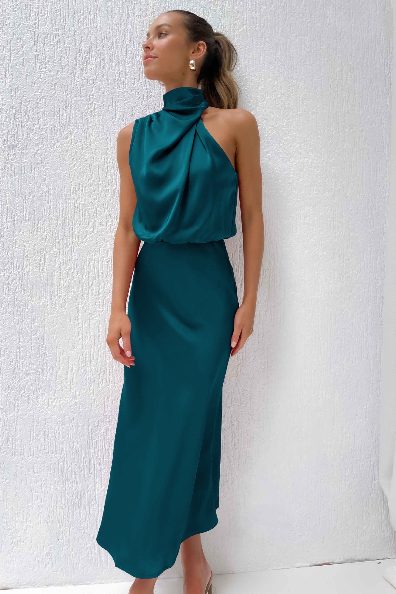 Holm™ | Lang satin kjole med halterneck