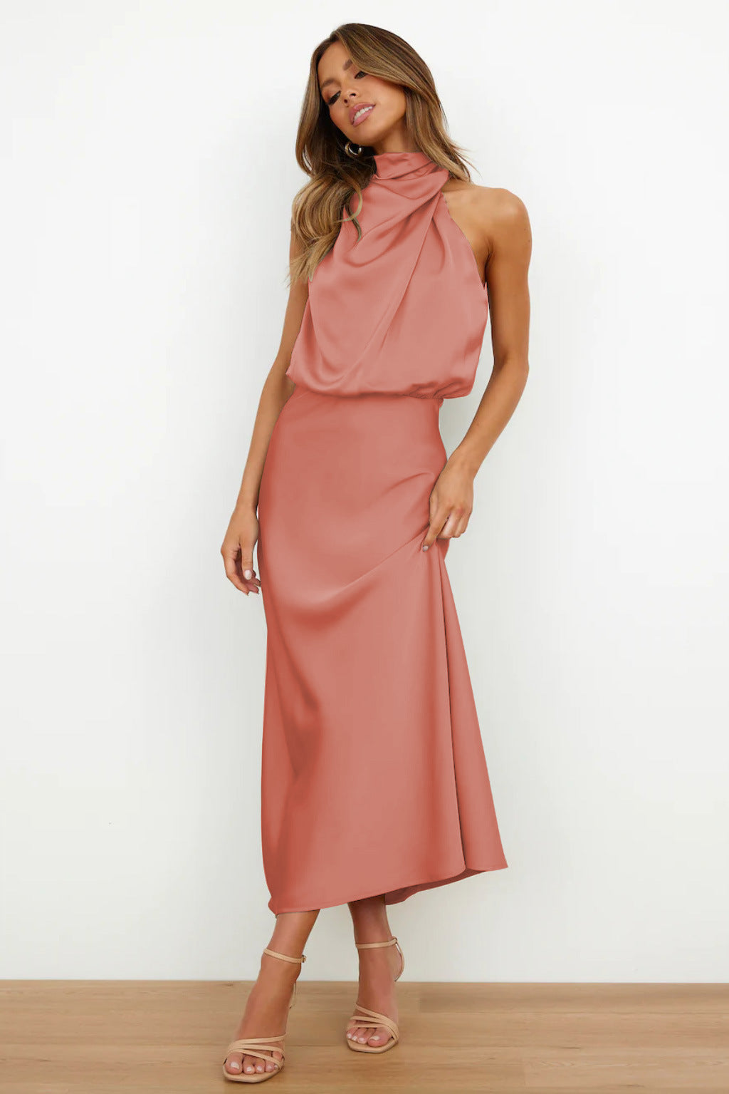 Holm™ | Lang satin kjole med halterneck