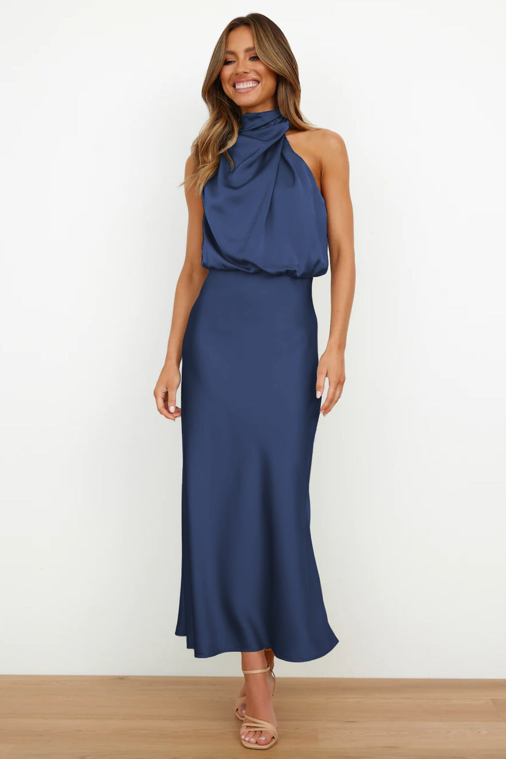 Holm™ | Lang satin kjole med halterneck