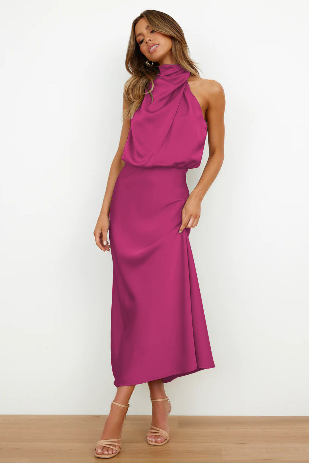 Holm™ | Lang satin kjole med halterneck