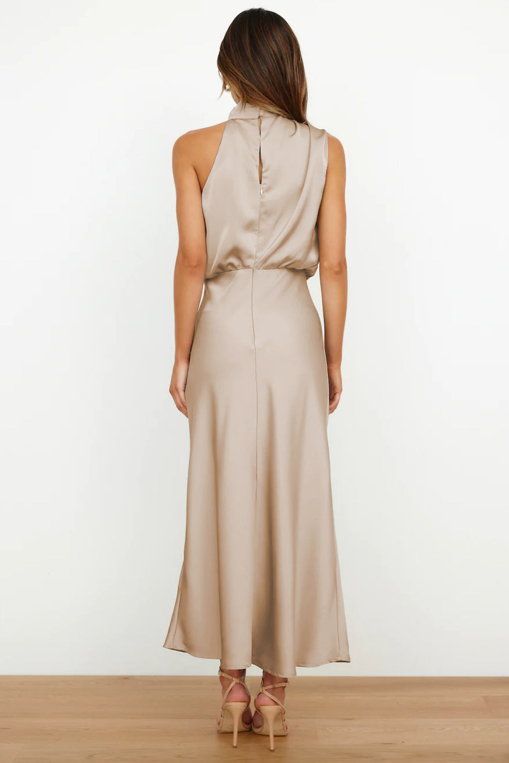 Holm™ | Lang satin kjole med halterneck