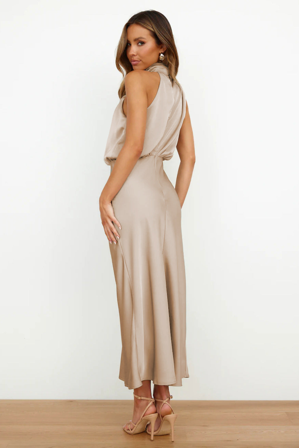 Holm™ | Lang satin kjole med halterneck