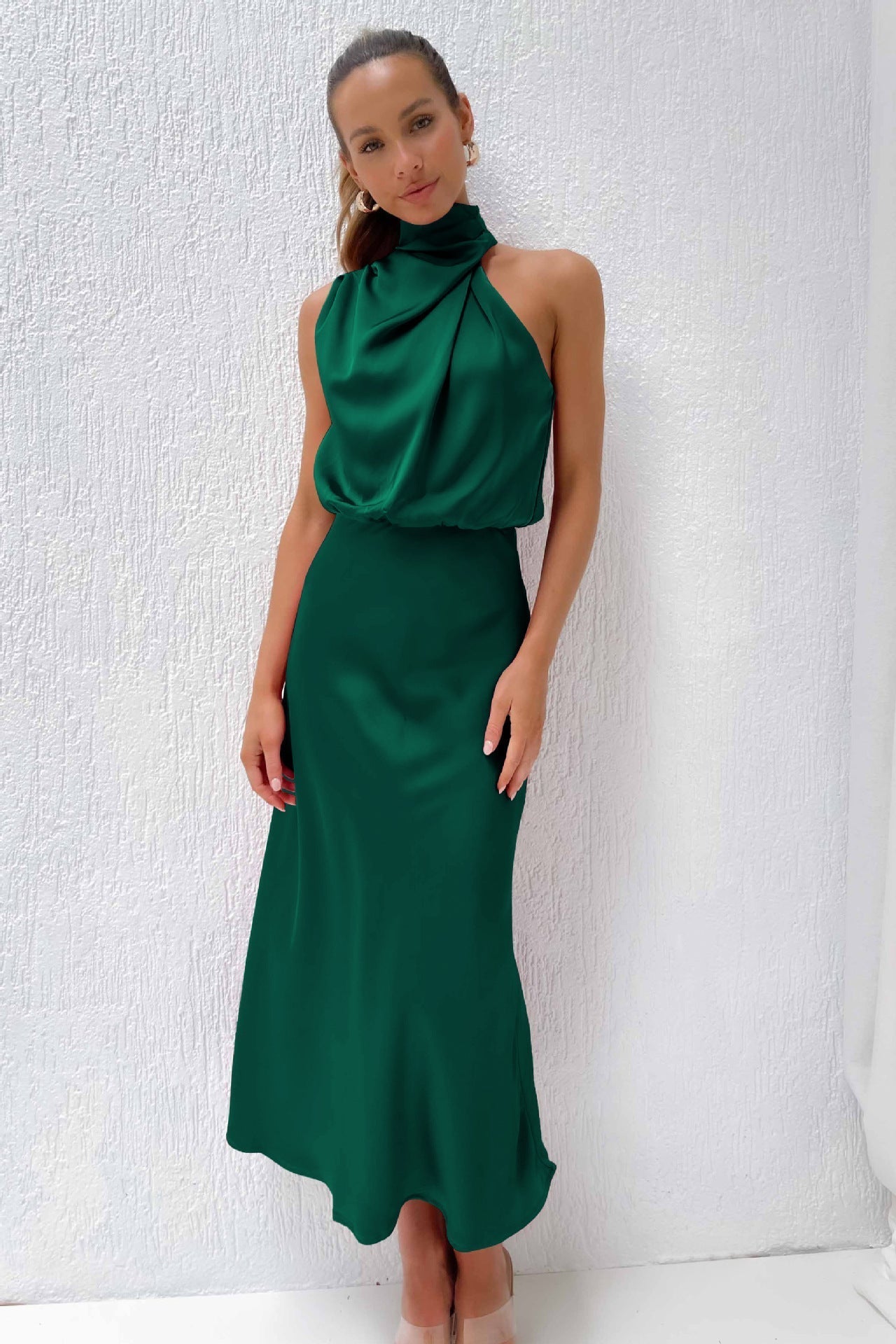 Holm™ | Lang satin kjole med halterneck